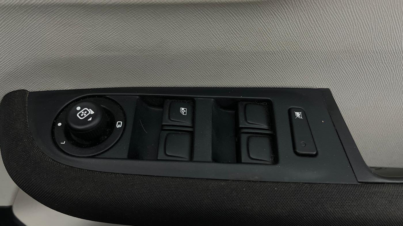 2024 Tata ALTROZ XZ PLUS SUNROOF CNG, CNG, Manual, 30,914 km, Driver Side Door Panels Control
