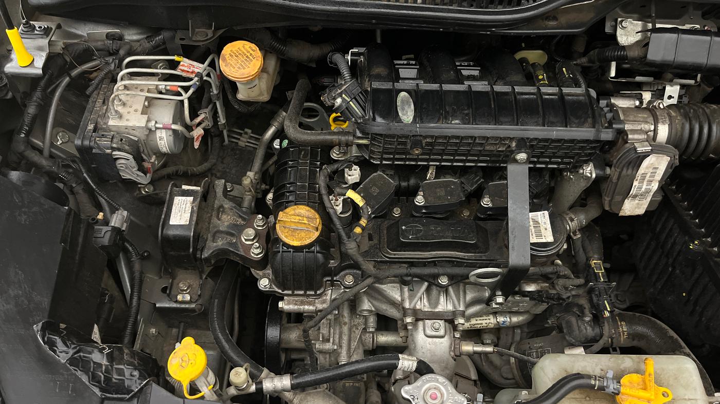 2024 Tata ALTROZ XZ PLUS SUNROOF CNG, CNG, Manual, 30,914 km, Engine View - Right