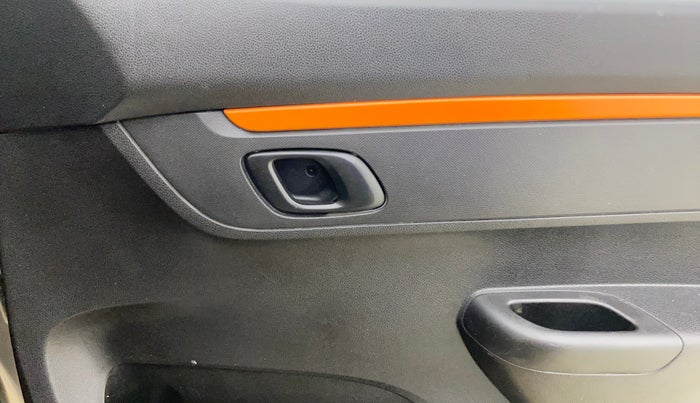 2017 Renault Kwid CLIMBER 1.0, Petrol, Manual, 79,870 km, Driver Side Door Panels Control