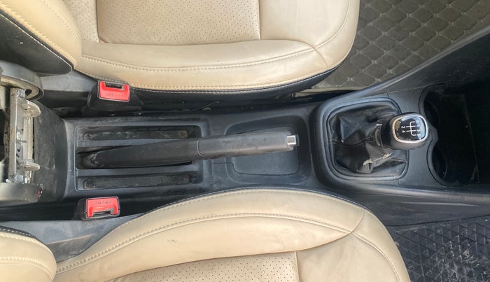 2018 Skoda Rapid AMBITION 1.6 MPI MT, Petrol, Manual, 81,480 km, Gear Lever