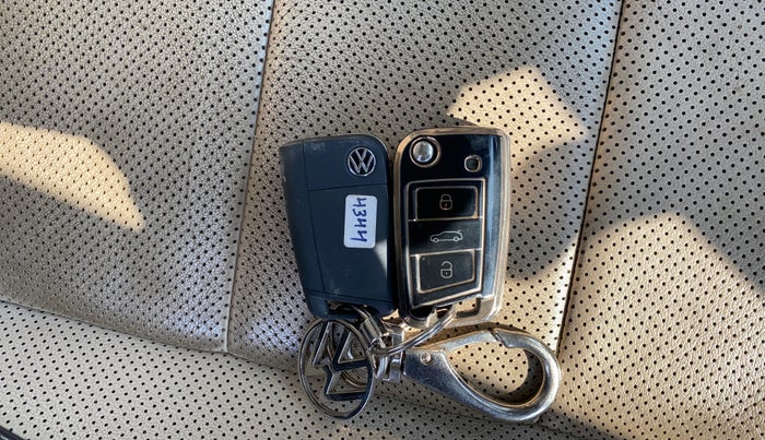 2023 Volkswagen VIRTUS TOPLINE TSI 1.0 MT, Petrol, Manual, 50,814 km, Key Close Up