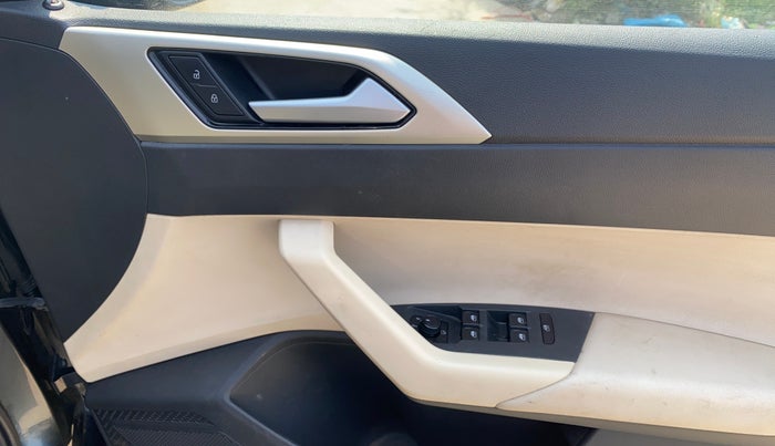 2023 Volkswagen VIRTUS TOPLINE TSI 1.0 MT, Petrol, Manual, 50,814 km, Driver Side Door Panels Control