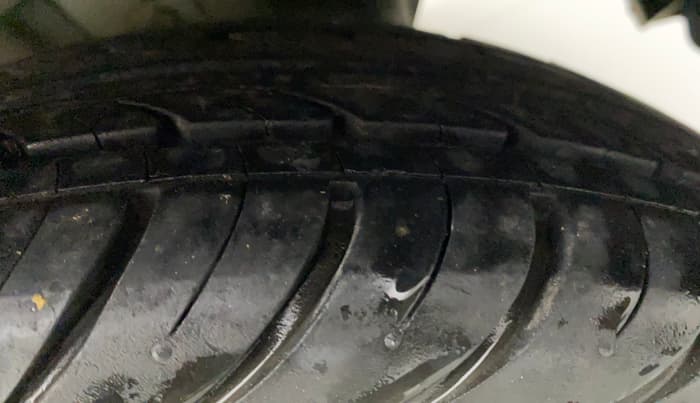 2015 Hyundai Eon MAGNA +, Petrol, Manual, 22,220 km, Left Rear Tyre Tread