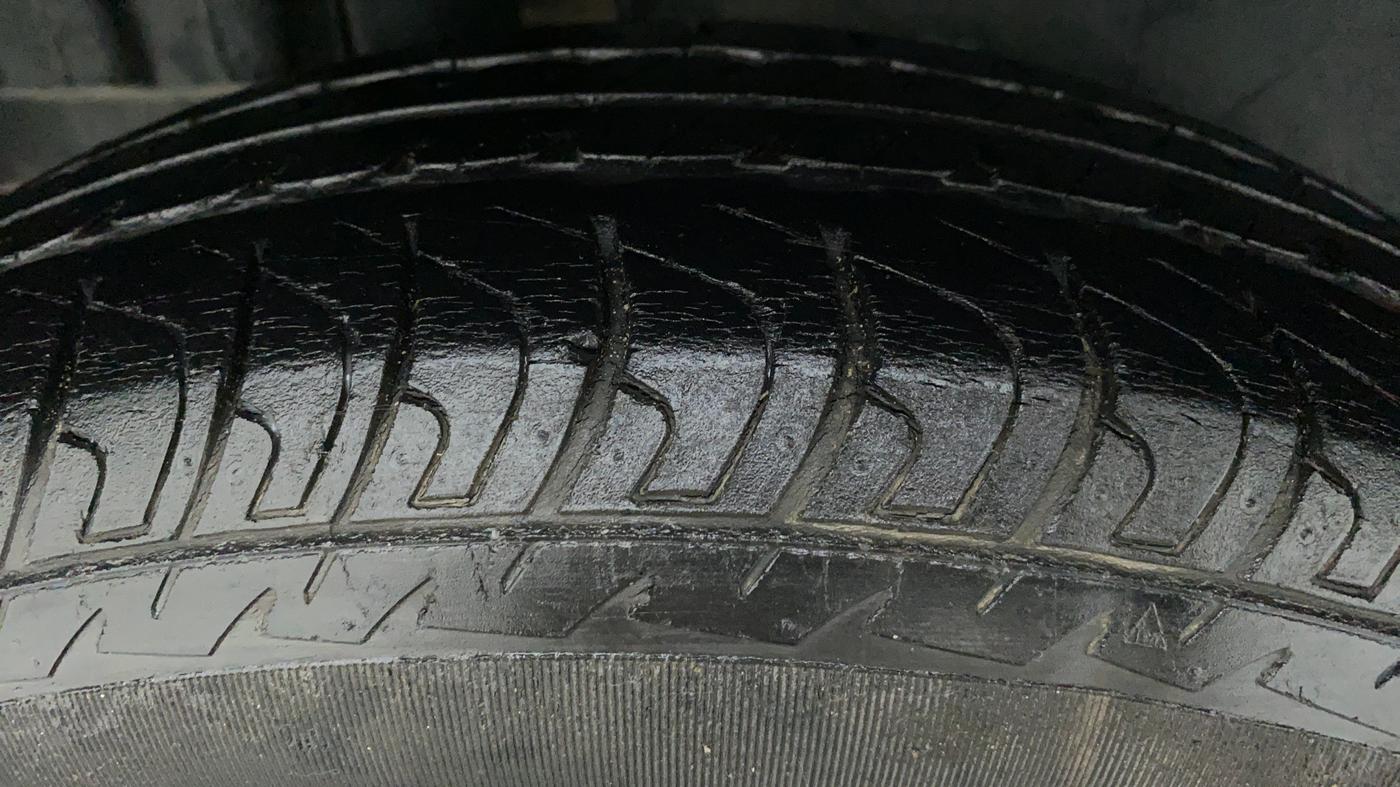 2015 Maruti Swift VXI D, Petrol, Manual, 24,955 km, Right Rear Tyre Tread