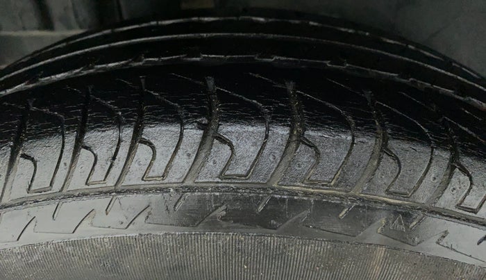 2015 Maruti Swift VXI D, Petrol, Manual, 24,955 km, Right Rear Tyre Tread