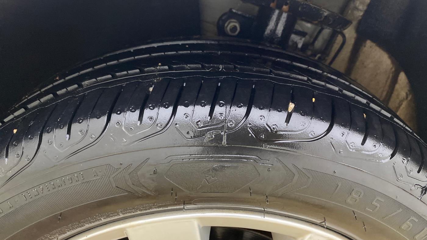 2017 Volkswagen Polo HIGHLINE1.2L, Petrol, Manual, 33,378 km, Left Front Tyre Tread