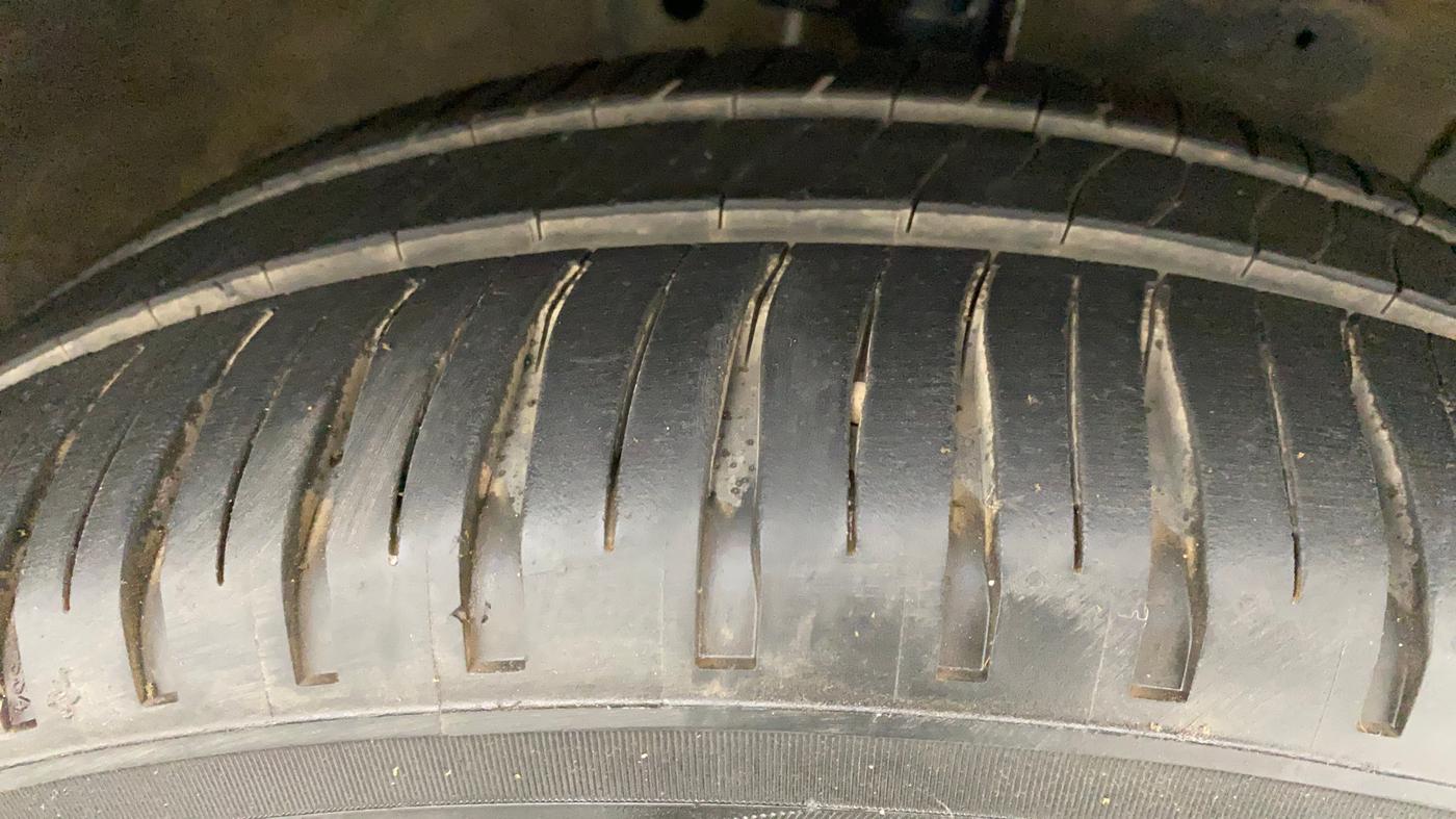 2014 Maruti Swift Dzire VXI, Petrol, Manual, 98,603 km, Right Front Tyre Tread