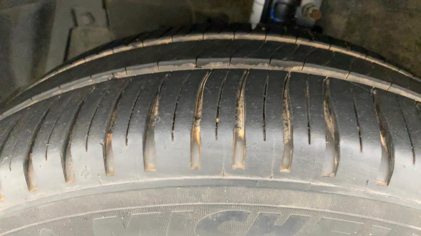 2014 Maruti Swift Dzire VXI, Petrol, Manual, 98,603 km, Left Front Tyre Tread