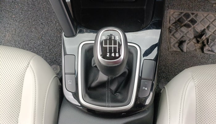 2024 KIA SELTOS  HTX 1.5 PETROL MT, Petrol, Manual, 50,460 km, Gear Lever