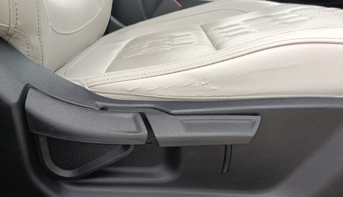 2024 KIA SELTOS  HTX 1.5 PETROL MT, Petrol, Manual, 50,460 km, Driver Side Adjustment Panel