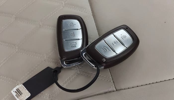 2018 Hyundai Creta SX AT 1.6 PETROL, CNG, Automatic, 90,996 km, Key Close Up