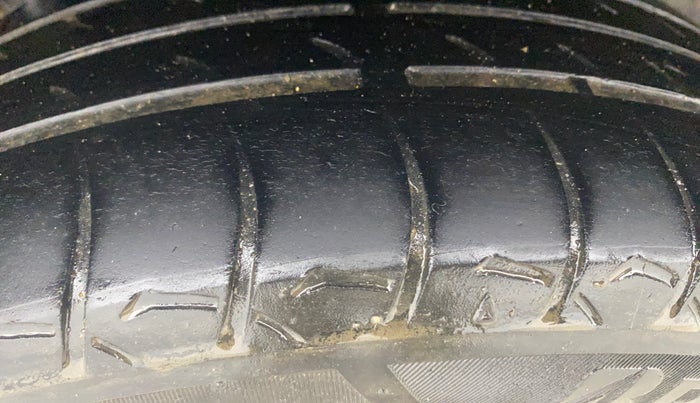 2014 Maruti Wagon R Stingray VXI, Petrol, Manual, 63,088 km, Right Rear Tyre Tread