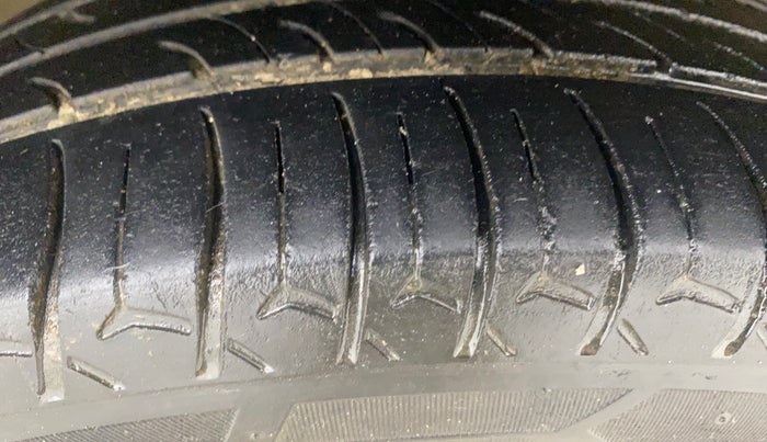 2014 Maruti Wagon R Stingray VXI, Petrol, Manual, 63,088 km, Right Front Tyre Tread