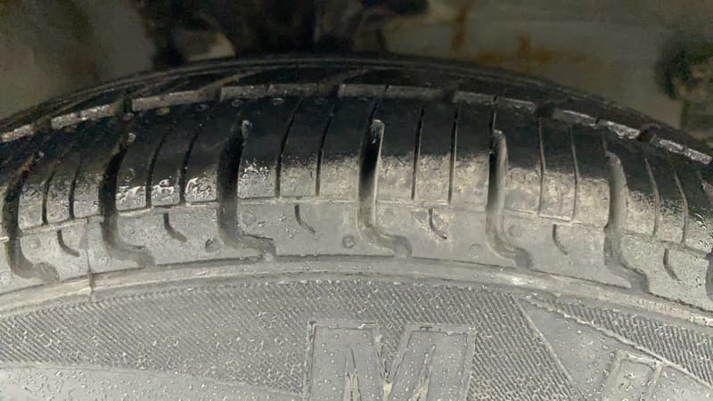 2013 Hyundai i10 MAGNA 1.1, CNG, Manual, 15,740 km, Left Front Tyre Tread