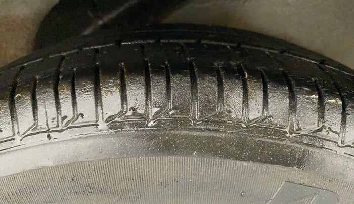 2013 Hyundai i10 MAGNA 1.1, CNG, Manual, 15,740 km, Left Rear Tyre Tread