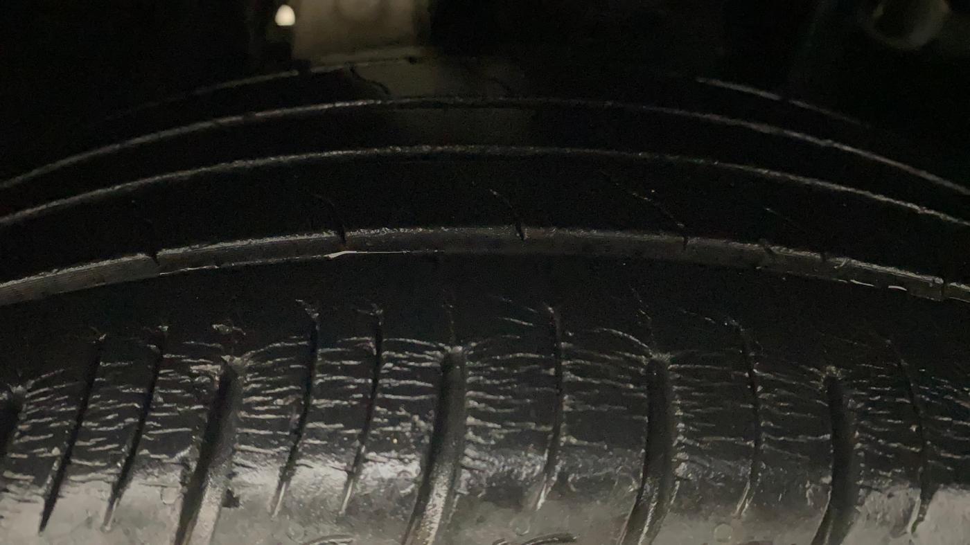 2018 Mahindra MARAZZO M6 7 STR, Diesel, Manual, 30,656 km, Right Front Tyre Tread