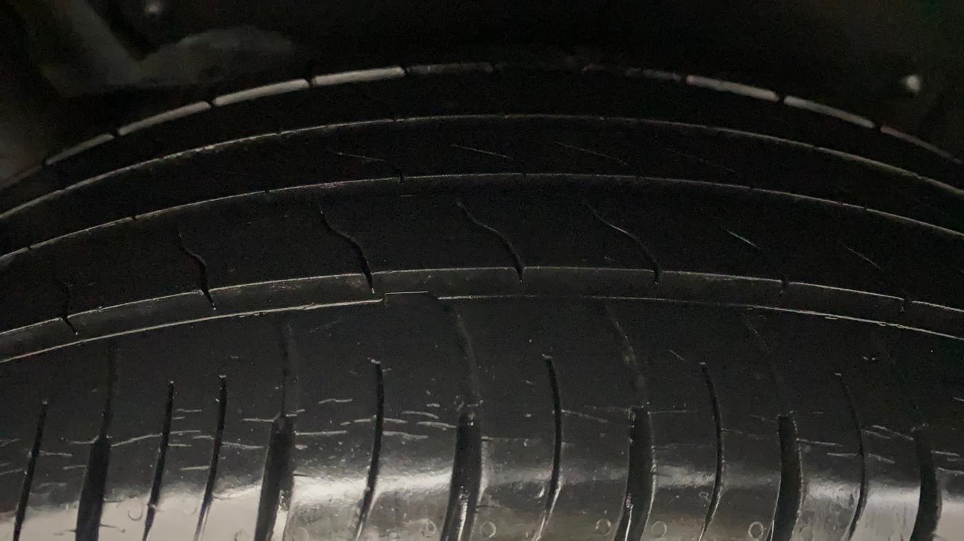 2018 Mahindra MARAZZO M6 7 STR, Diesel, Manual, 30,656 km, Right Rear Tyre Tread