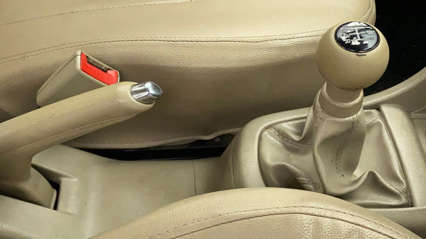 2014 Maruti Swift Dzire VDI, Diesel, Manual, 1,13,447 km, Gear Lever