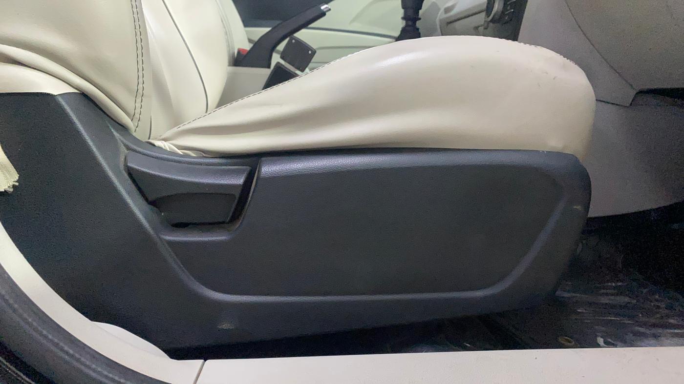 2022 Mahindra XUV300 W6 1.5 Diesel, Diesel, Manual, 68,922 km, Driver Side Adjustment Panel
