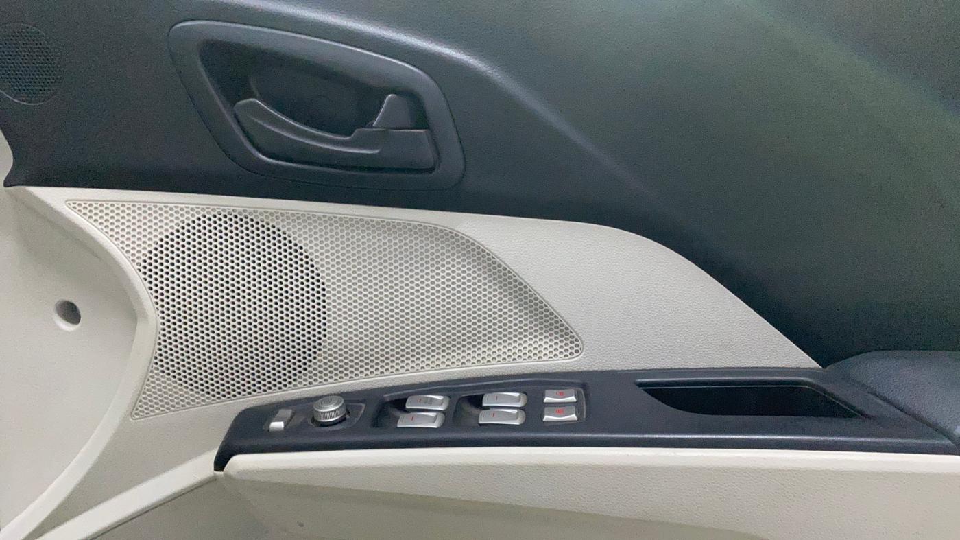 2022 Mahindra XUV300 W6 1.5 Diesel, Diesel, Manual, 68,922 km, Driver Side Door Panels Control