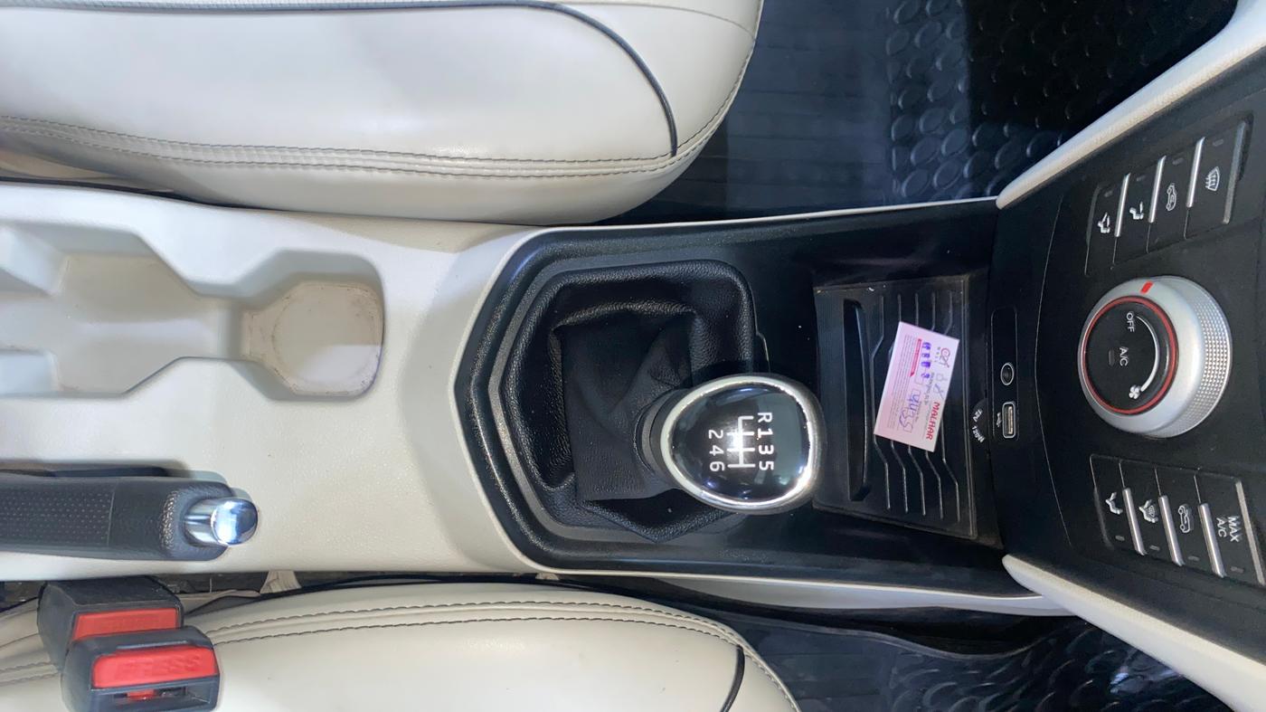 2022 Mahindra XUV300 W6 1.5 Diesel, Diesel, Manual, 68,922 km, Gear Lever