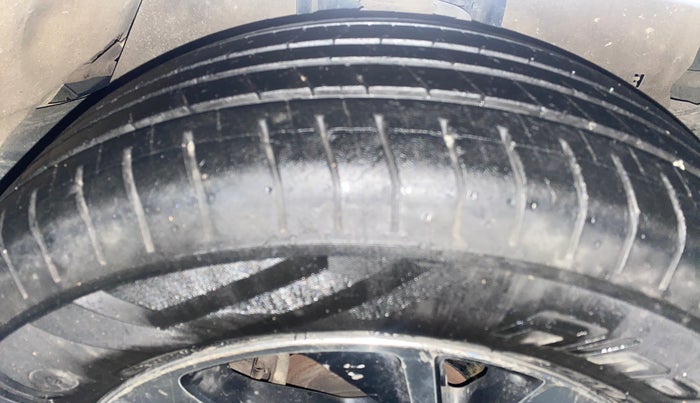 2021 Toyota Innova Crysta 2.4 VX 8 STR, Diesel, Manual, 74,098 km, Right Front Tyre Tread