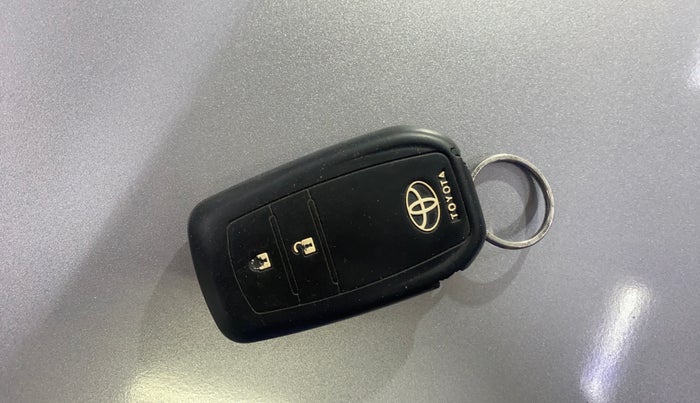 2021 Toyota Innova Crysta 2.4 VX 8 STR, Diesel, Manual, 74,098 km, Key Close Up