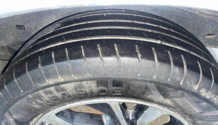 2021 Toyota Innova Crysta 2.4 VX 8 STR, Diesel, Manual, 74,098 km, Left Rear Tyre Tread