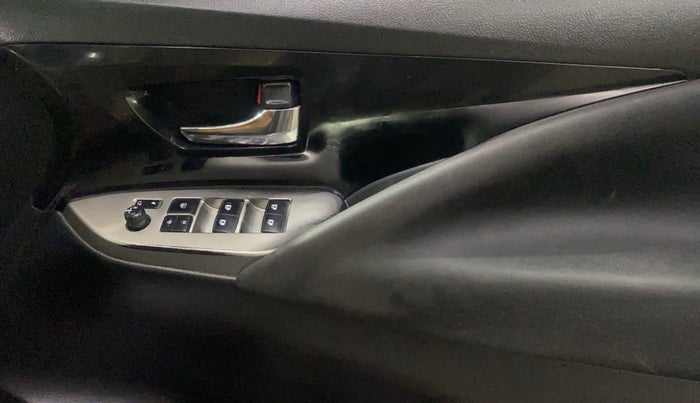 2021 Toyota Innova Crysta 2.4 VX 8 STR, Diesel, Manual, 74,098 km, Driver Side Door Panels Control