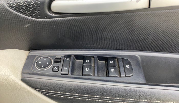 2020 KIA SONET HTX 1.0 IMT, Petrol, Manual, 55,558 km, Driver Side Door Panels Control