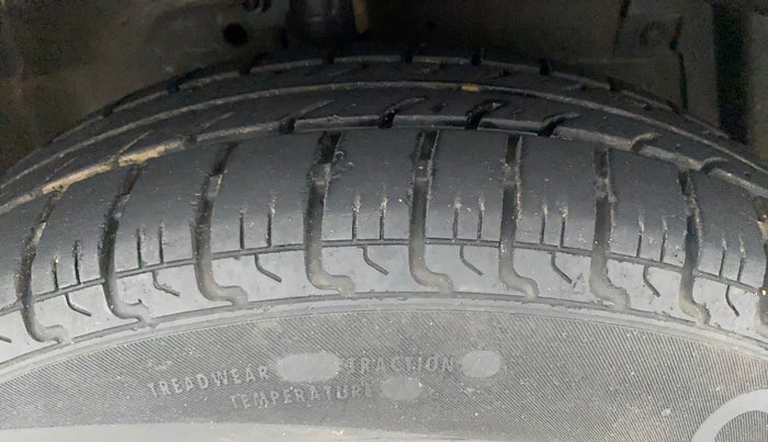 2015 Maruti Swift VXI, Petrol, Manual, 13,241 km, Right Front Tyre Tread