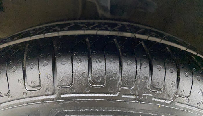 2012 Hyundai i10 MAGNA 1.1, CNG, Manual, 91,448 km, Left Front Tyre Tread