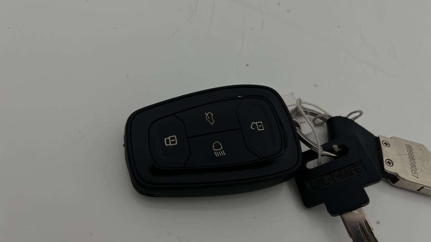 2024 Tata ALTROZ XZ CNG, CNG, Manual, 7,618 km, Key Close Up