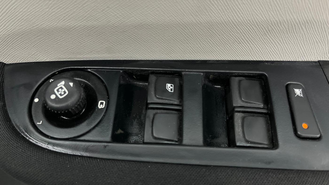 2024 Tata ALTROZ XZ CNG, CNG, Manual, 7,618 km, Driver Side Door Panels Control