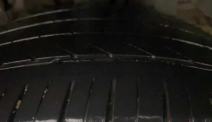 2016 Hyundai Elite i20 ASTA 1.2 (O), Petrol, Manual, 1,00,016 km, Left Rear Tyre Tread