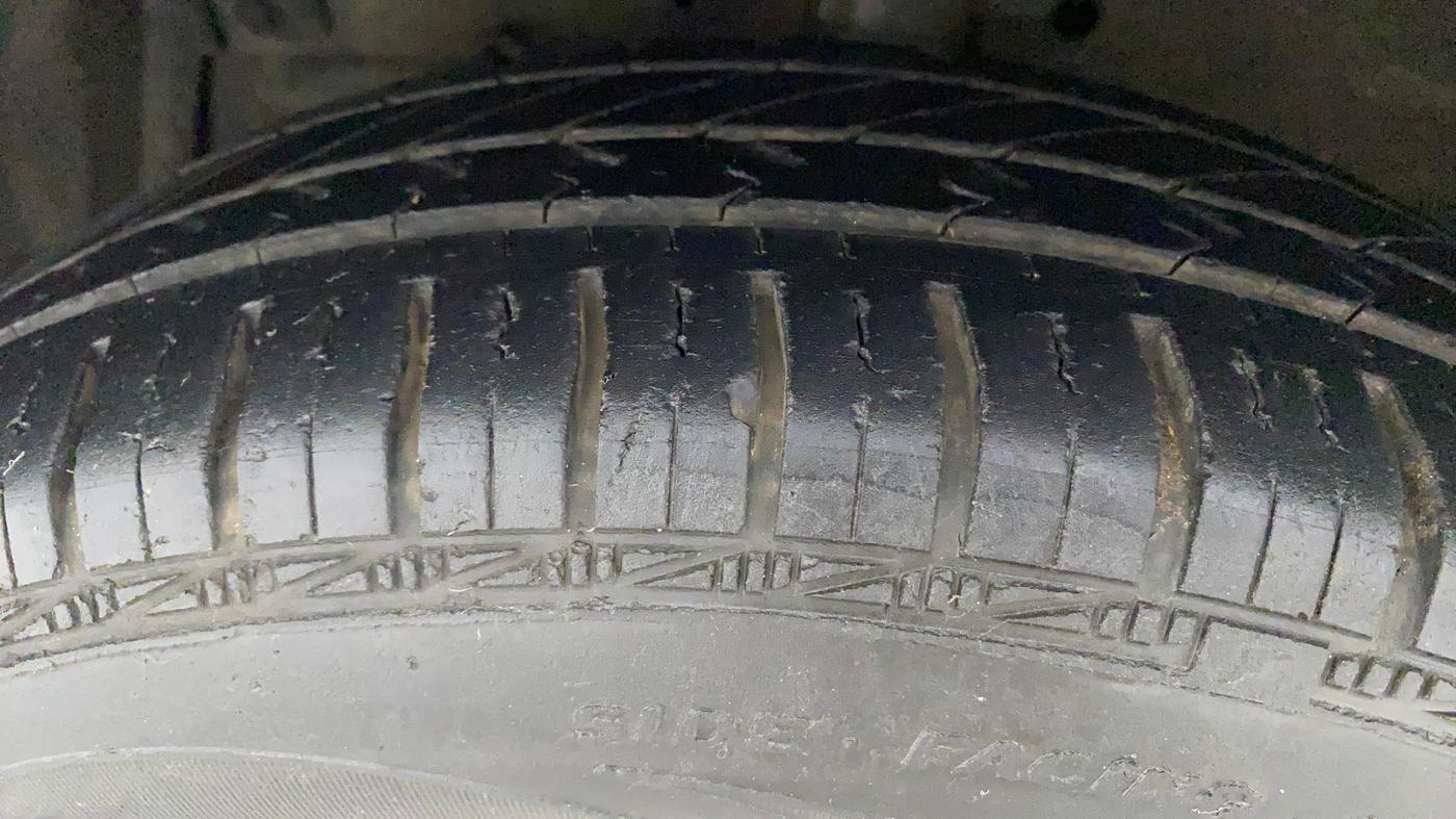 2015 Maruti Swift VXI, Petrol, Manual, 39,689 km, Left Front Tyre Tread