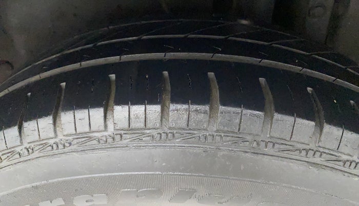 2015 Maruti Swift VXI, Petrol, Manual, 39,689 km, Left Rear Tyre Tread