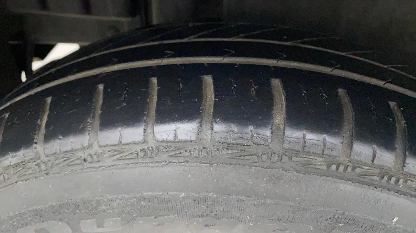 2015 Maruti Swift VXI, Petrol, Manual, 39,689 km, Right Rear Tyre Tread