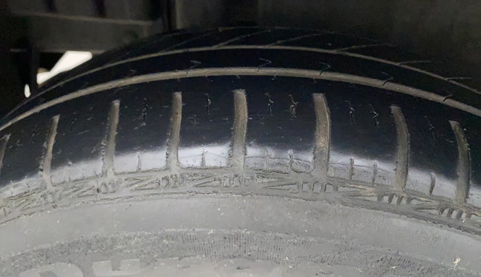 2015 Maruti Swift VXI, Petrol, Manual, 39,689 km, Right Rear Tyre Tread