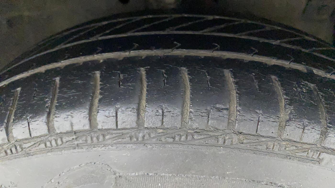 2015 Maruti Swift VXI, Petrol, Manual, 39,689 km, Right Front Tyre Tread