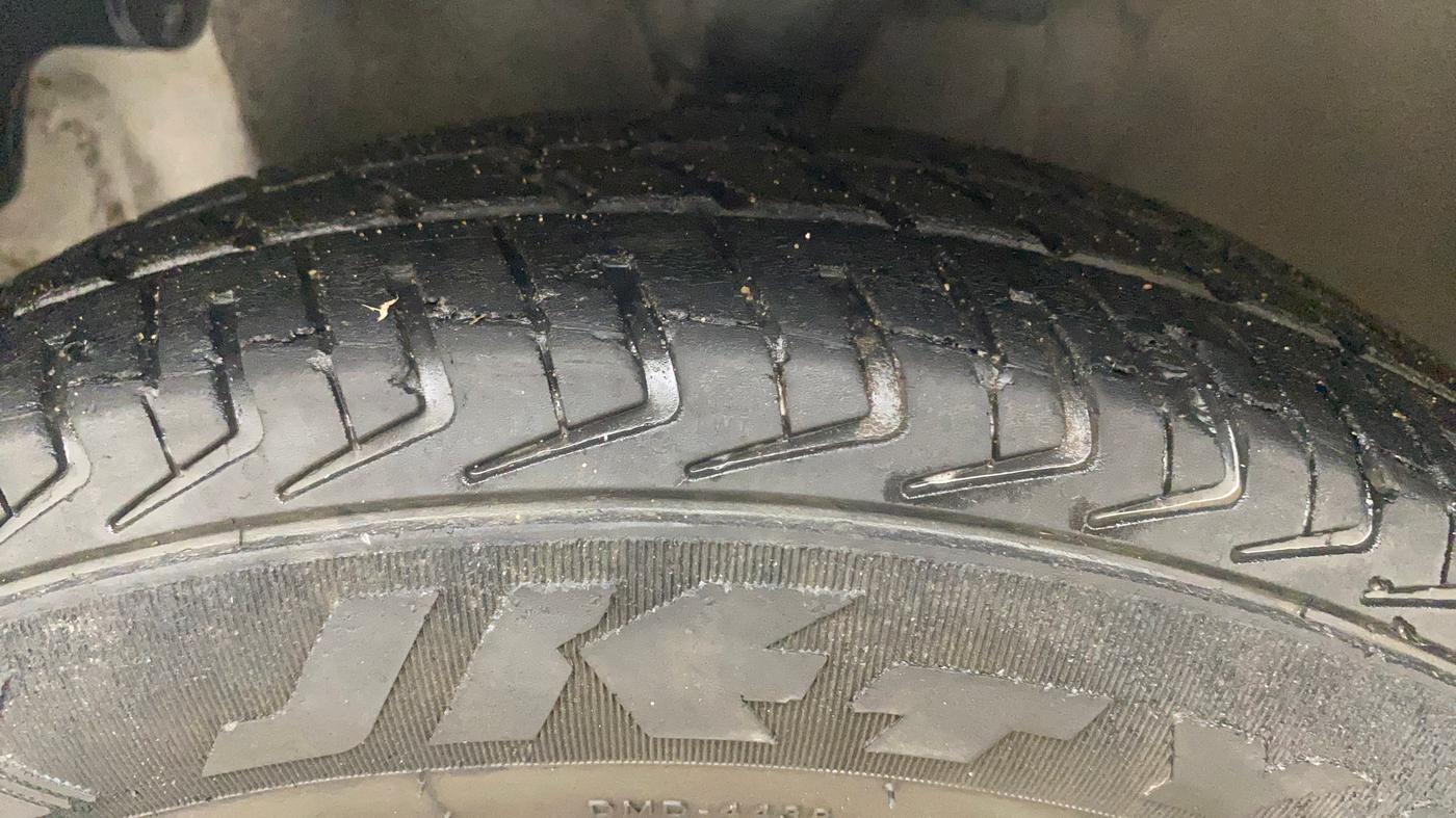 2018 Hyundai Eon MAGNA +, Petrol, Manual, 54,937 km, Left Front Tyre Tread