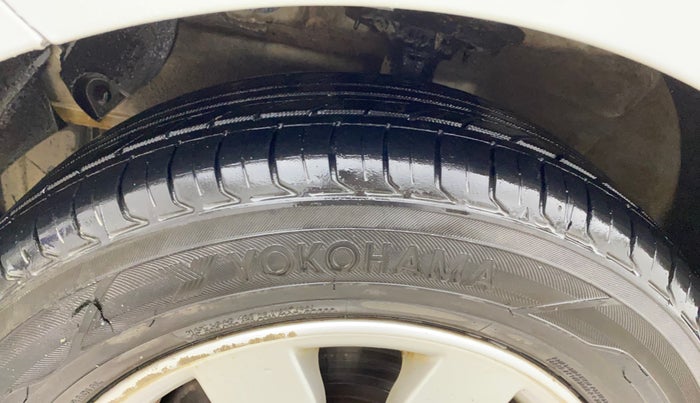 2014 Hyundai Xcent SX 1.2 (O), Petrol, Manual, 1,08,954 km, Left Front Tyre Tread