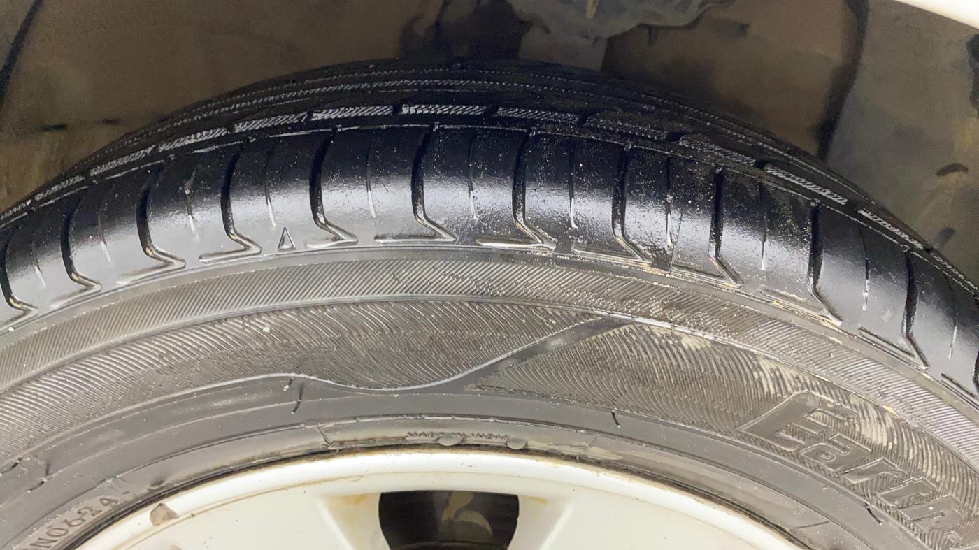 2014 Hyundai Xcent SX 1.2 (O), Petrol, Manual, 1,08,954 km, Right Front Tyre Tread