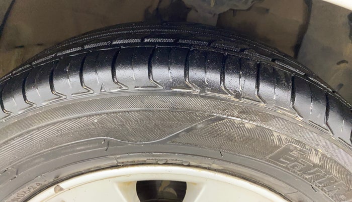 2014 Hyundai Xcent SX 1.2 (O), Petrol, Manual, 1,08,954 km, Right Front Tyre Tread