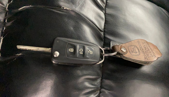 2022 Tata NEXON XM SUNROOF PETROL, Petrol, Manual, 67,389 km, Key Close Up