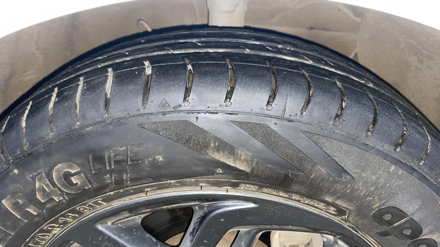 2020 Hyundai Grand i10 SPORTZ AT 1.2 KAPPA VTVT, Petrol, Automatic, 73,977 km, Right Front Tyre Tread
