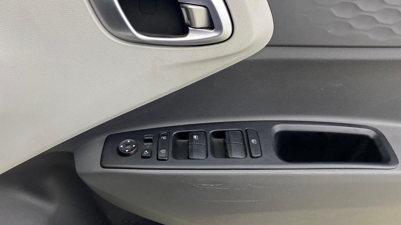 2020 Hyundai Grand i10 SPORTZ AT 1.2 KAPPA VTVT, Petrol, Automatic, 73,977 km, Driver Side Door Panels Control