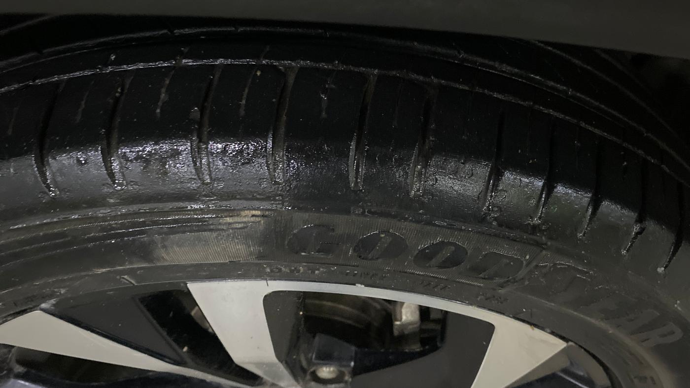 2023 MG HECTOR PLUS SAVVY PRO 1.5 TURBO CVT 7 STR, Petrol, Automatic, 27,208 km, Right Front Tyre Tread