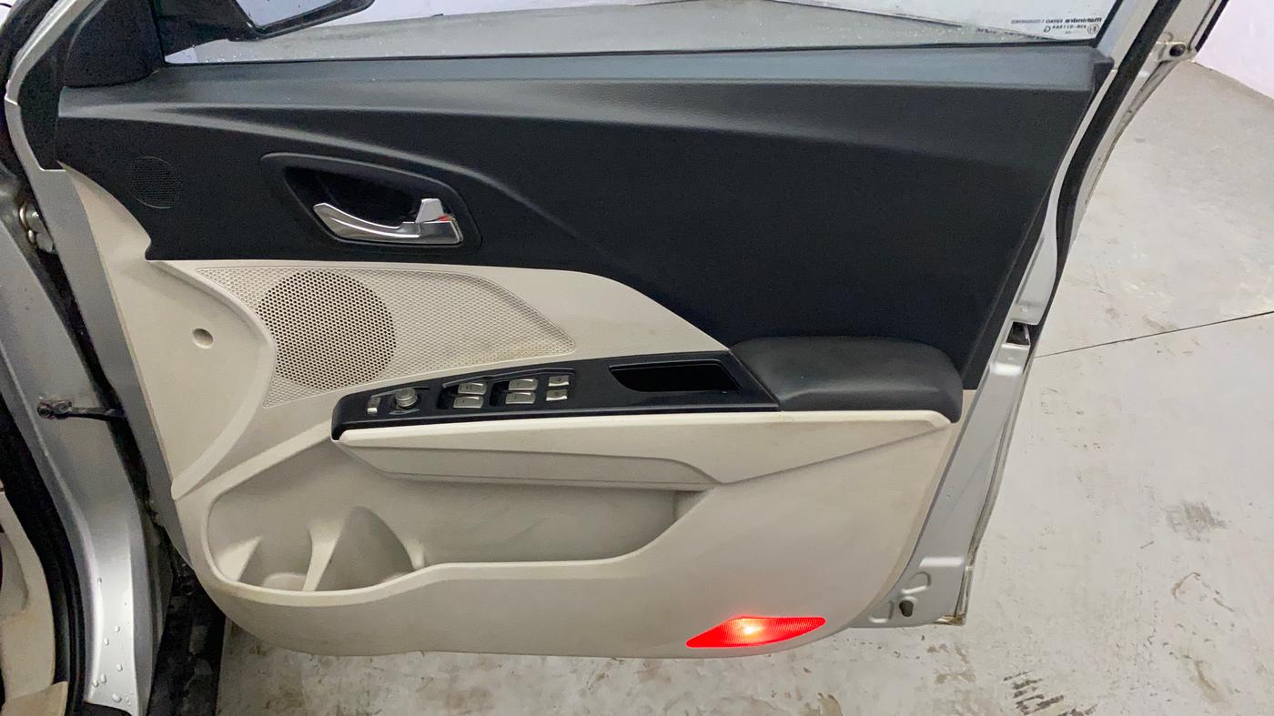 2020 Mahindra XUV300 W8 (O) 1.2 PETROL, Petrol, Manual, 91,363 km, Driver Side Door Panels Control