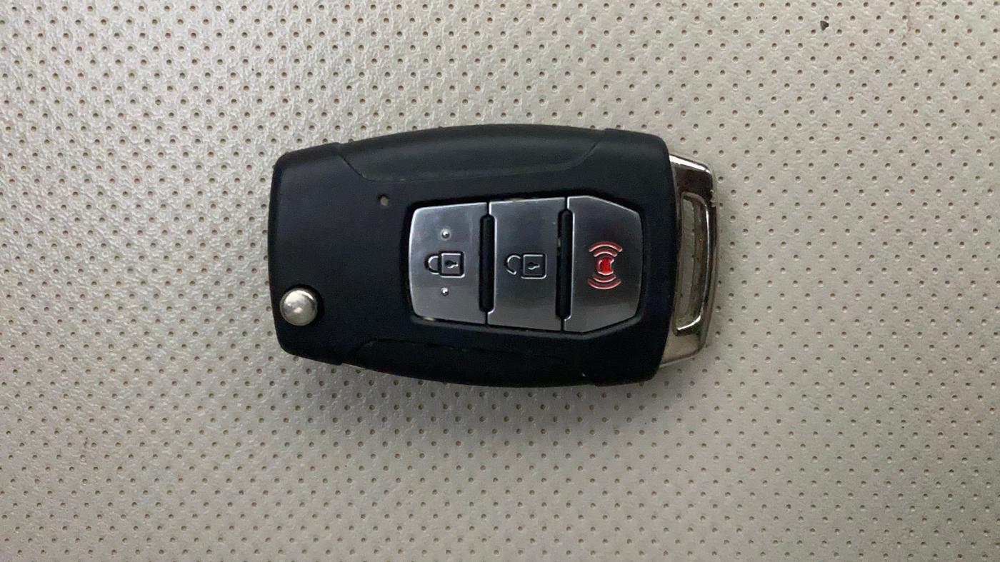2020 Mahindra XUV300 W8 (O) 1.2 PETROL, Petrol, Manual, 91,363 km, Key Close Up